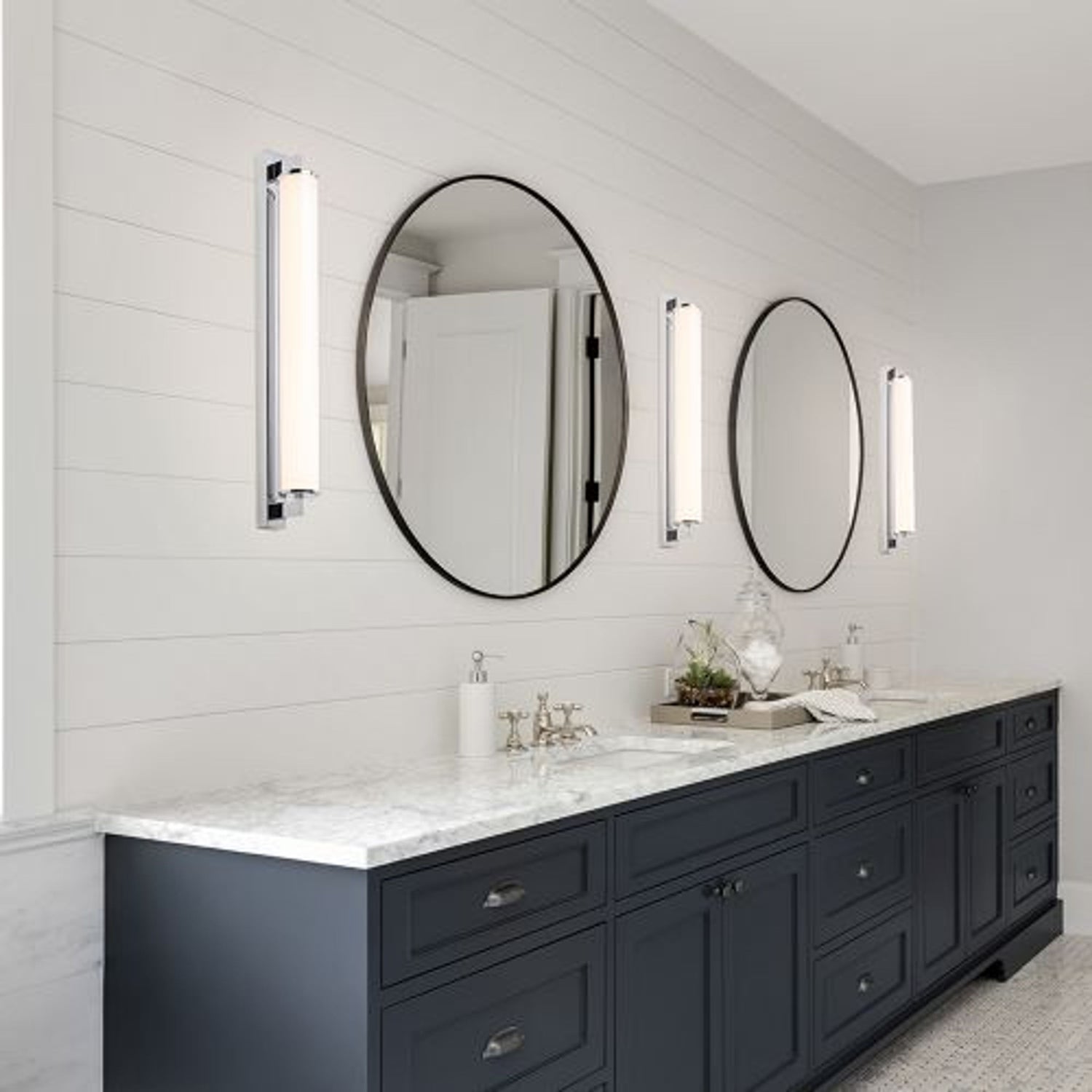 Lampes à côté du miroir